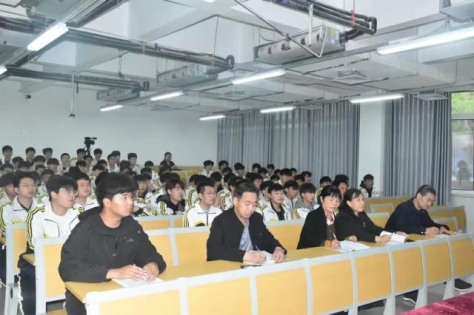 简篇-别让手机“控”住你——树人堂讲座顺利开展